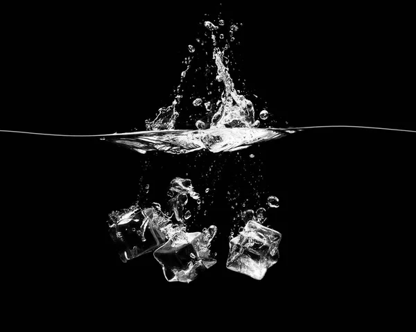 Три Кубика Льда Падают Воду Брызгами — стоковое фото