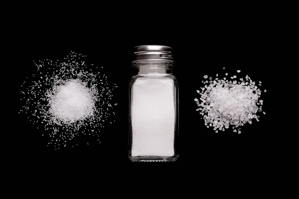 Ein Salzstreuer Und Zwei Haufen Salz Feines Und Grobes Salz — Stockfoto