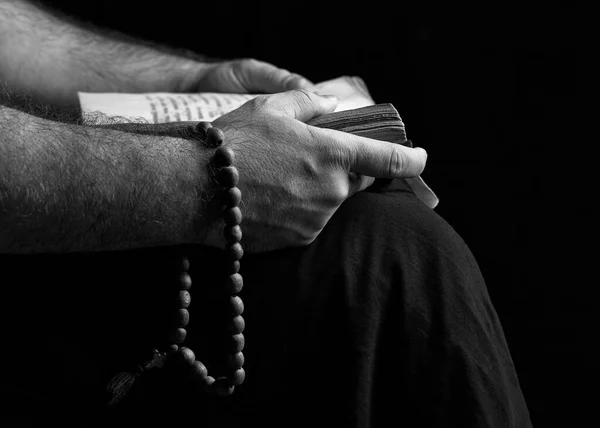 Priest Book His Hands Rosary Book Hands Priest — Stock Photo, Image
