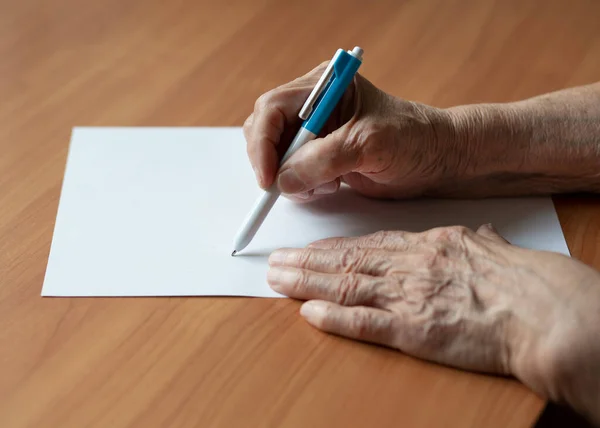 Starsza Kobieta Pisze Papierze Długopisem Koncepcja Testamentu Lub Innych Dokumentów — Zdjęcie stockowe