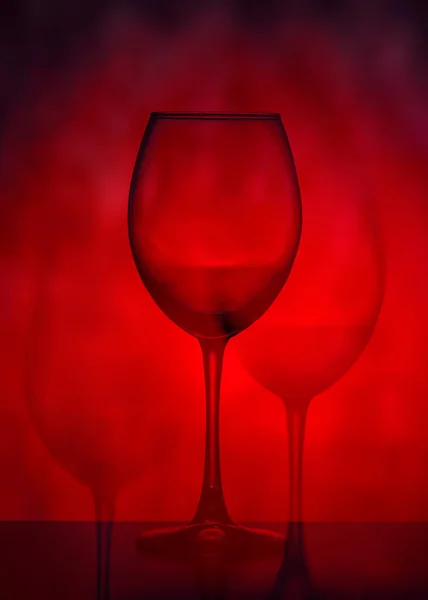 Weingläser Auf Rotem Hintergrund Abstraktion — Stockfoto