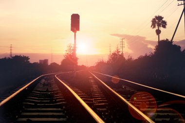 Akşam üstü tren istasyonu ve siluet imzası. 