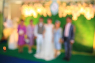 Bulanık düğün seremonisi. Gelin ve damat salonda sıcak bir ışıkla.