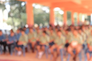 Bulanık insanlarla soyut renkli arkaplan 