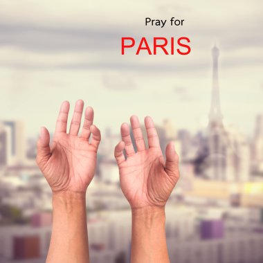 Paris için dua et. Patlama şehrine 13 Kasım 2015 'te dua eden eller