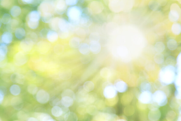 Золотой небесный свет. Концепция надежды, абстрактный размытый фон природы