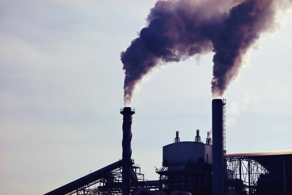 Rök Från Industriellt Växtflöde Till Himmel Med Stark Sol — Stockfoto