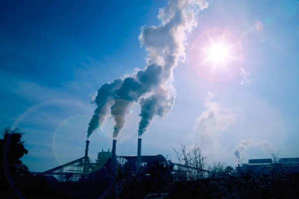 Rök Från Silhuett Industriellt Växtflöde Till Himlen Med Ljus Sol — Stockfoto