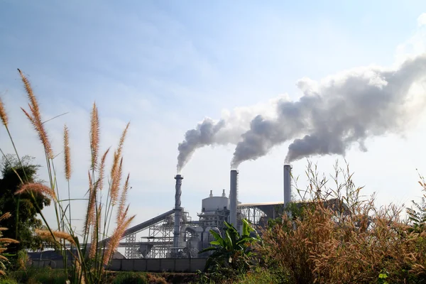 Rök Från Industriellt Växtflöde Till Himmel Med Stark Sol — Stockfoto