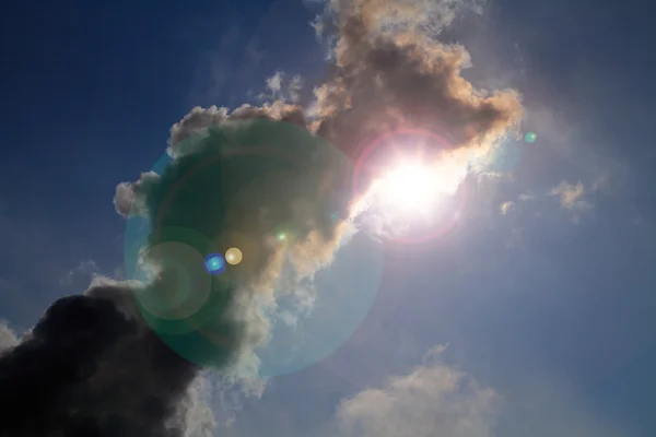 明るい太陽と空に工業プラントの流れから煙 — ストック写真