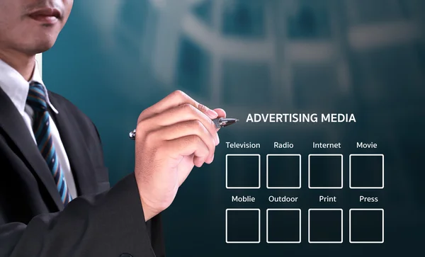 ビジュアル画面ボード上の魔法のペンと広告メディアのクイズで成功したビジネスマンの選択は青の光現代的なオフィスの背景に — ストック写真