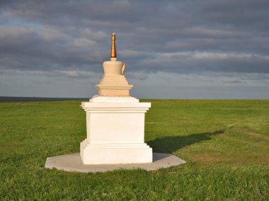Stupa (Budist mimari ve heykel dini yapı) bozkırın arka planında