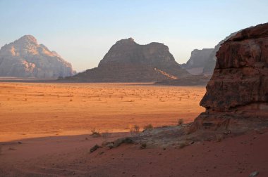 Wadi Rum Çölü 'ndeki dağ manzarası