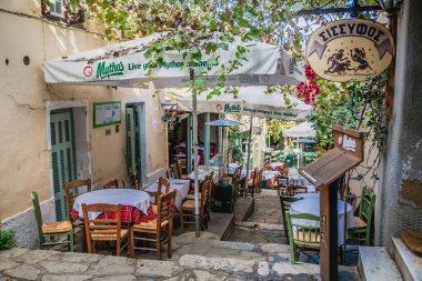 Atina, Yunanistan - NOV 19 2019: Plaka bölgesinde rahat bir restoran, Atina, Yunanistan