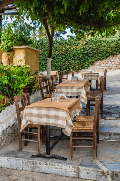 ギリシャアテネプラカ地区の居心地の良いレストラン — ストック写真