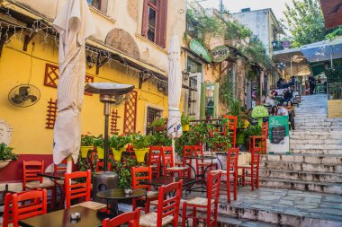 Atina, Yunanistan - NOV 19 2019: Plaka bölgesinde rahat bir restoran, Atina, Yunanistan