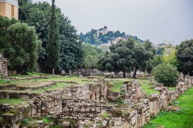 Yunanistan 'ın Atina kentindeki Monastiraki bölgesinde arkeolojik eşyalar ve kalıntılar