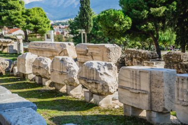 Yunanistan 'ın başkenti Atina' da Akropolis yakınlarındaki arkeolojik nesneler ve kalıntılar