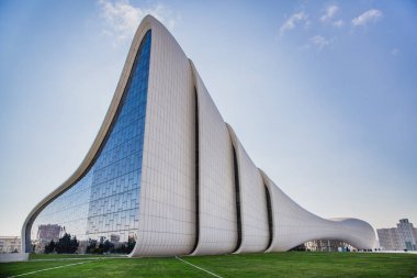 Bakü, Azerbaycan - Ocak 03 2020: Heydar Aliyev Merkezi ve bir modern kafatası anıtı