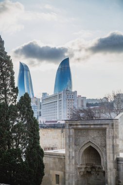 Bakü, Azerbaycan - Ocak 03 2020: Arka planda Icheri Sheher sokakları (Eski Şehir) ve Alev Kuleleri