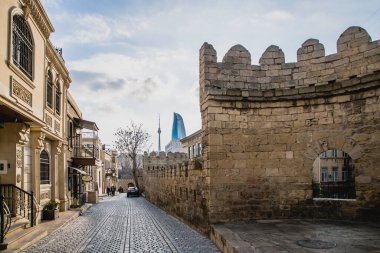 Bakü, Azerbaycan - Ocak 03 2020: Arka planda Icheri Sheher sokakları (Eski Şehir) ve Alev Kuleleri