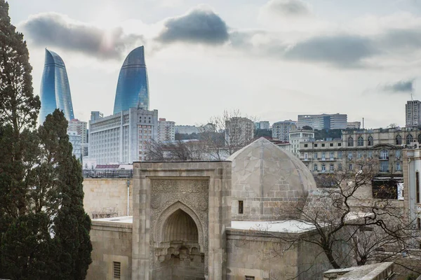 Baku Azerbajdzsán Jan 2020 Icheri Sheher Utcái Óváros Lángtornyok Háttérben — Stock Fotó