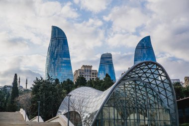 Bakü, Azerbaycan - Ocak 03 2020: Kışın şehir merkezi ve Alev Kuleleri