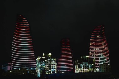Azerbaycan, Bakü 'de gece Alev Kuleleri