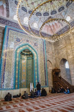 Shamakhi, Azerbaycan - Ocak 03 2020: Juma Camii, Samaxi Cume Mescidi 'de namaz kılan insanlar