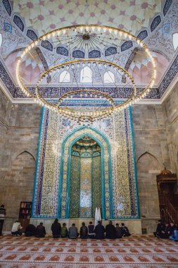 Shamakhi, Azerbaycan - Ocak 03 2020: Juma Camii, Samaxi Cume Mescidi 'de namaz kılan insanlar