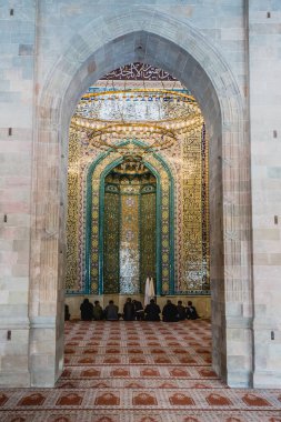 Shamakhi, Azerbaycan - Ocak 03 2020: Juma Camii, Samaxi Cume Mescidi 'de namaz kılan insanlar