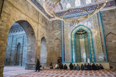 Shamakhi, Azerbaycan - Ocak 03 2020: Juma Camii, Samaxi Cume Mescidi 'de namaz kılan insanlar