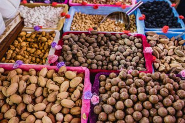 Pazarda satılan fındıklara yakından bakın (Pekan cevizleri, fındık, badem, çam fıstığı, Brezilya fındığı, macadamia)