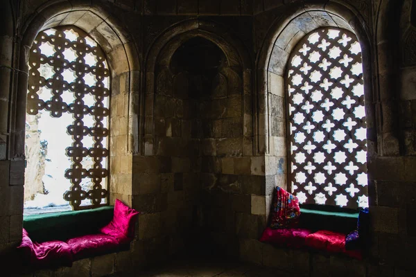 Las Ventanas Ornamentadas Dentro Del Mausoleo Diri Baba Qobustan Azerbaiyán — Foto de Stock