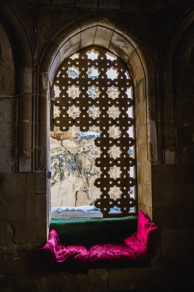 Las Ventanas Ornamentadas Dentro Del Mausoleo Diri Baba Qobustan Azerbaiyán — Foto de Stock