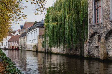 Bruges, Belçika 'da su kanalı olan resimli sonbahar şehri.