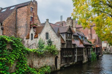 Bruges, Belçika 'da su kanalı olan resimli sonbahar şehri.