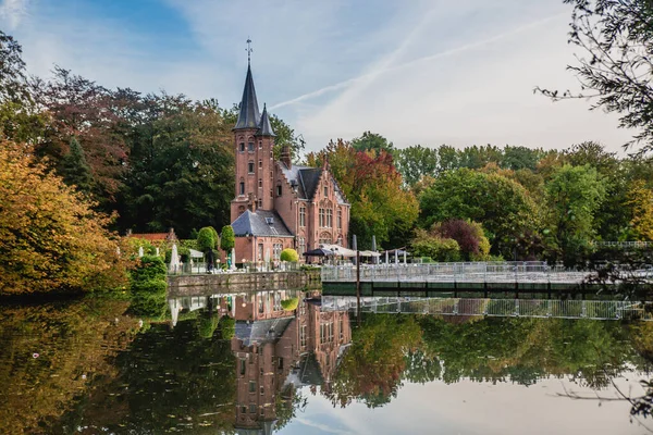 ベルギー ブルージュにある運河のある美しい秋の街並み — ストック写真