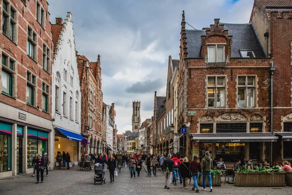 Bruges, Belçika - OCT 19 2019: Market Meydanı 'ndaki eski evler