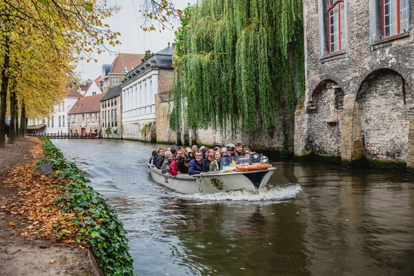 벨기에의 Oct 2019 운하와 관광객을 보트가 — 스톡 사진