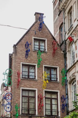 Brüksel 'in duvarlarında renkli bisikletli bir bina 