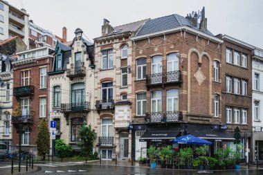 Brüksel, Belçika - OCT 20 2019: Sonbaharda yağan yağmurdan sonra şehir sokakları