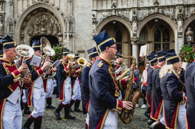 Brüksel, Belçika - OCT 20 2019: Manneken Pi yakınlarındaki geçit töreninde müzik aletleri olan insanlar