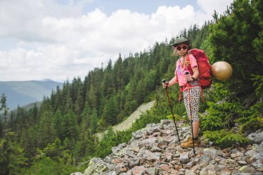 Sırt çantasıyla Karpat Dağları 'na seyahat eden küçük bir kız. Gorgany aralığı