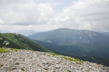 Yazın Ukrayna 'daki Karpat Dağları. Gorgany aralığı