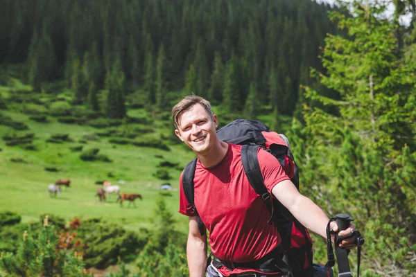 Young Man Hiker Traveling Backpack Carpathian Mountains Horses Background Gorgany — Stock Photo, Image