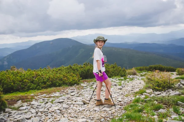 Caminhante Menina Viajando Trilha Rochosa Nas Montanhas Dos Cárpatos Gama — Fotografia de Stock