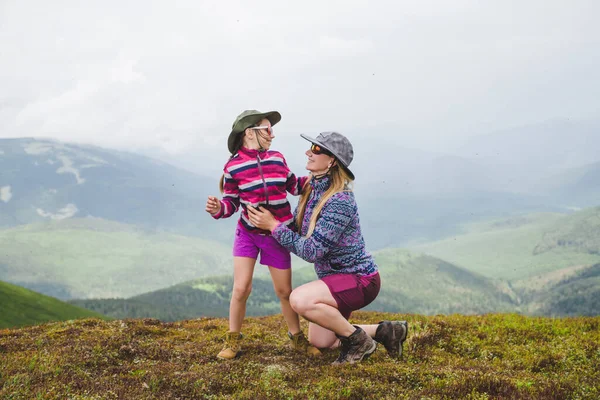 Jovens Caminhantes Mãe Filha Pico Nas Montanhas Cárpatas Gama Gorgany — Fotografia de Stock