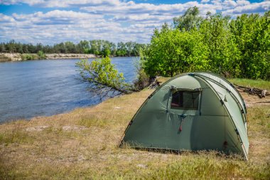 Desna Nehri 'nin yaz manzarası. Çadırı ve dik kumlu bir kıyısı var.