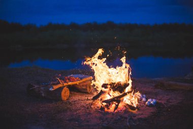 Gece kumsalda kamp ateşi
